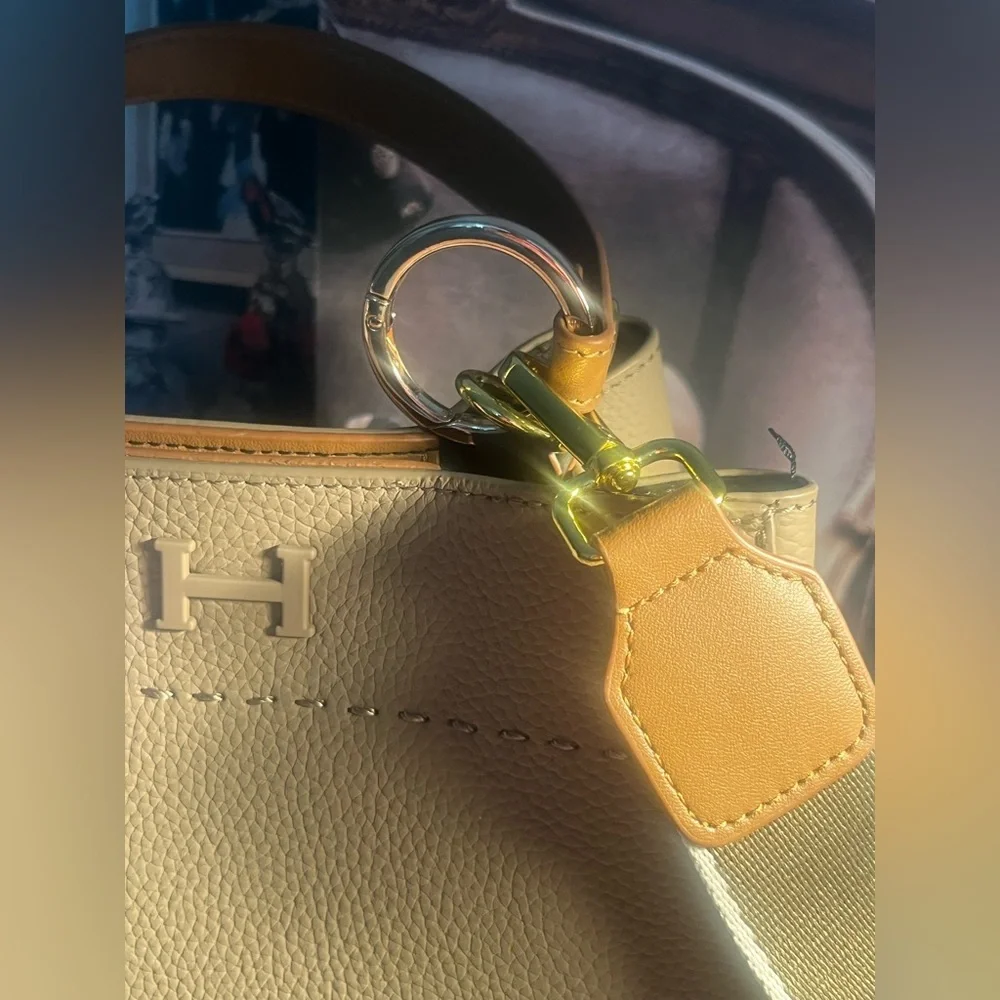 Elegant Tan  Handbag with 🩷 charm - perfect for the fall season ! 🍂🍂🍁🍁🍁🍁 - Picture 6 of 13